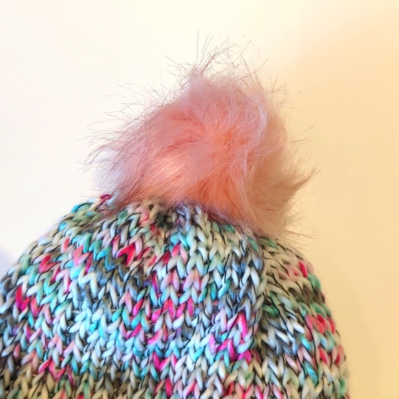 🎉🌟 Kids knit toque with faux fur pom pom - Picture 2 of 3
